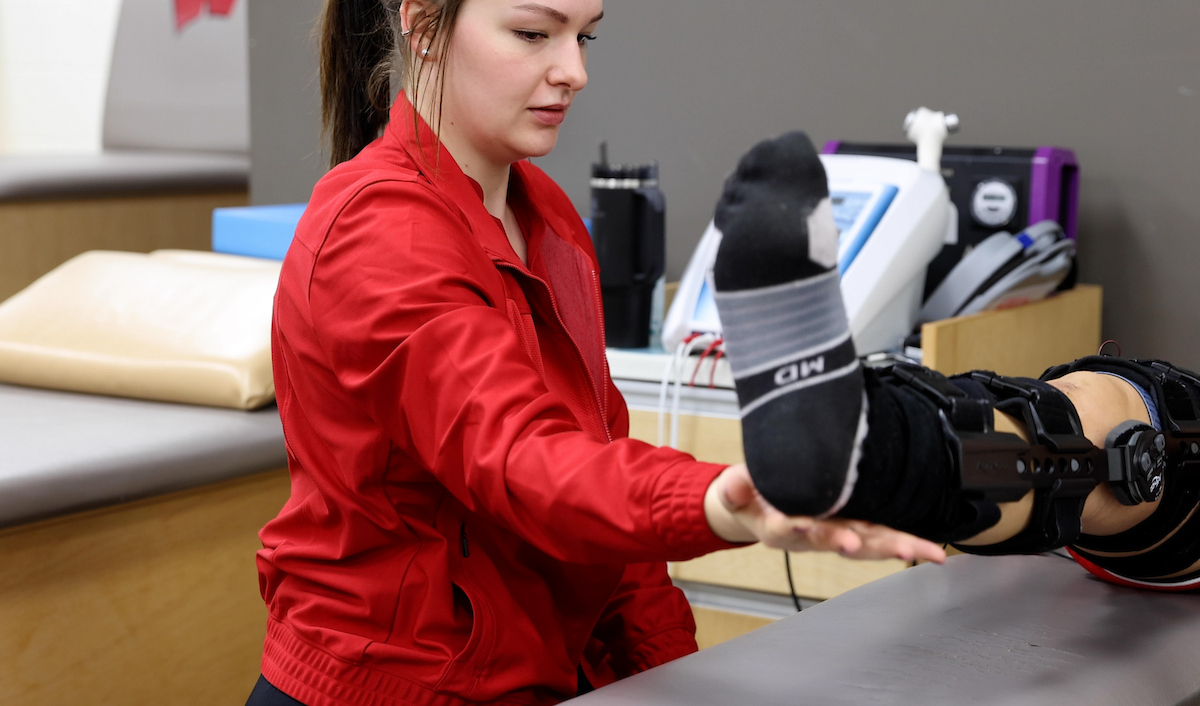 student works with an athletic on mobillity